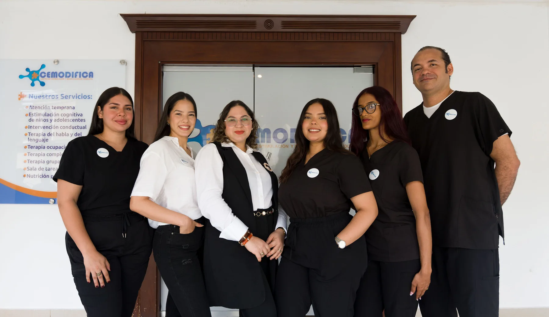 Profesionales y familia revisando juntos un plan de desarrollo infantil